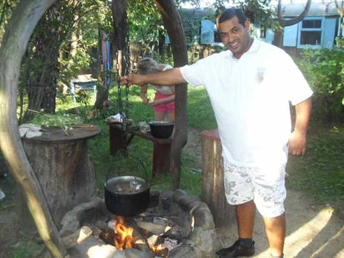 Гости из Аравии на агроусадьбе в г. Костюковичи варят уху